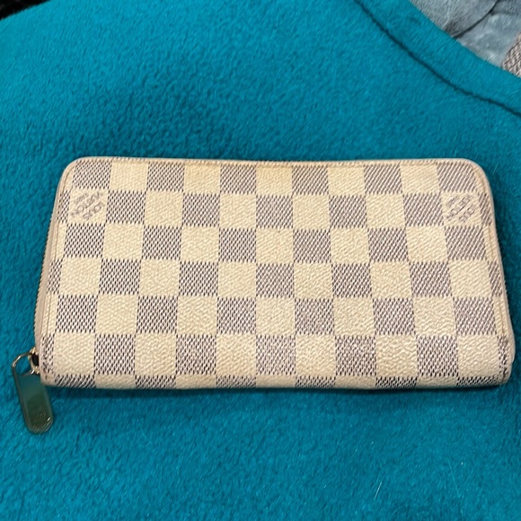 Louis Vuitton Handbags - Louis Vuitton Damier zip wallet